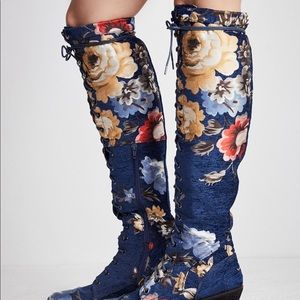 SZ 8 FREE PEOPLE FLORAL JOE LACE UP BOOT
